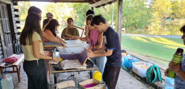 Elaboración de Papel Artesanal en la República de los Niños