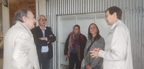 Visita del Dr. Ricardo Alfonsín a las Fábricas de la Estación Experimental Julio Hirschorn