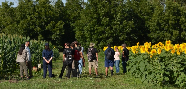 Recorrido de Ingresantes de las carreras de Ingeniería Agronómica y Forestal a la  Estación Experimental Julio Hirschhorn