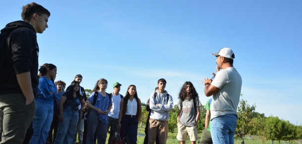 Recorrido de Ingresantes de las carreras de Ingeniería Agronómica y Forestal a la  Estación Experimental Julio Hirschhorn