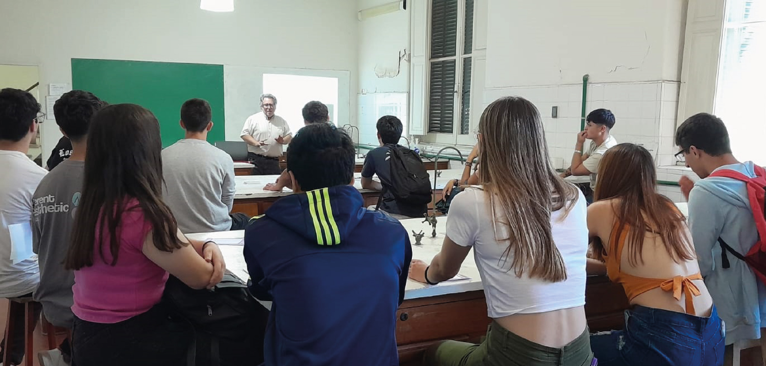 Actividad en el laboratorio de Química Orgánica con escuelas de Magdalena